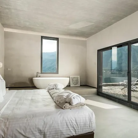 Sleeps 12 With Pool Air Con And Wifi